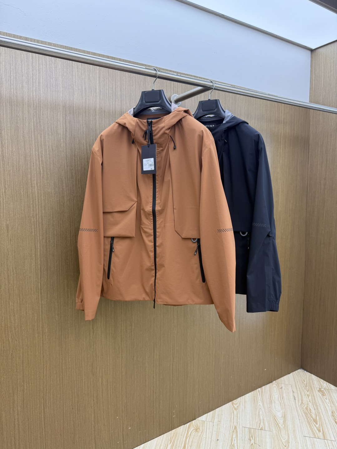 秋冬 ZEGNA 2026秋冬爆款外套             ZEGNA男士短款连帽夹克，利落直筒版型，不臃肿不压个子