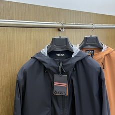 秋冬 ZEGNA 2026秋冬爆款外套 ZEGNA男士短款连帽夹克,利落直筒版型,不臃肿不压个子 秋冬 ZEGNA 2026秋冬爆款外套 ZEGNA男士短款连帽夹克,利落直筒版型,不臃肿不压个子