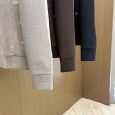 秋冬 ZEGNA 2026秋冬爆款拼接外套 ZEGNA这款外套采用麂皮绒拼针织,面料抗皱不起球,没有 秋冬 ZEGNA 2026秋冬爆款拼接外套 ZEGNA这款外套采用麂皮绒拼针织,面料抗皱不起球,没有