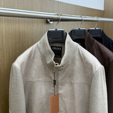 秋冬 ZEGNA 2026秋冬爆款拼接外套 ZEGNA这款外套采用麂皮绒拼针织,面料抗皱不起球,没有 秋冬 ZEGNA 2026秋冬爆款拼接外套 ZEGNA这款外套采用麂皮绒拼针织,面料抗皱不起球,没有