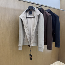 秋冬 ZEGNA 2026秋冬爆款拼接外套 ZEGNA这款外套采用麂皮绒拼针织,面料抗皱不起球,没有 秋冬 ZEGNA 2026秋冬爆款拼接外套 ZEGNA这款外套采用麂皮绒拼针织,面料抗皱不起球,没有