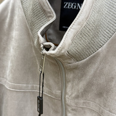 秋冬 ZEGNA 2026秋冬爆款拼接外套 ZEGNA这款外套采用麂皮绒拼针织,面料抗皱不起球,没有 秋冬 ZEGNA 2026秋冬爆款拼接外套 ZEGNA这款外套采用麂皮绒拼针织,面料抗皱不起球,没有