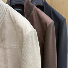 秋冬 ZEGNA 2026秋冬爆款拼接外套 ZEGNA这款外套采用麂皮绒拼针织,面料抗皱不起球,没有 秋冬 ZEGNA 2026秋冬爆款拼接外套 ZEGNA这款外套采用麂皮绒拼针织,面料抗皱不起球,没有