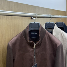 秋冬 ZEGNA 2026秋冬爆款拼接外套 ZEGNA这款外套采用麂皮绒拼针织,面料抗皱不起球,没有 秋冬 ZEGNA 2026秋冬爆款拼接外套 ZEGNA这款外套采用麂皮绒拼针织,面料抗皱不起球,没有
