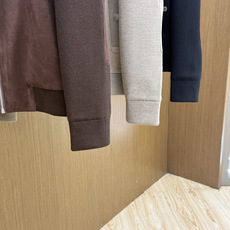 秋冬 ZEGNA 2026秋冬爆款拼接外套 ZEGNA这款外套采用麂皮绒拼针织,面料抗皱不起球,没有 秋冬 ZEGNA 2026秋冬爆款拼接外套 ZEGNA这款外套采用麂皮绒拼针织,面料抗皱不起球,没有