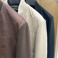 秋冬 ZEGNA 2026秋冬爆款拼接外套 ZEGNA这款外套采用麂皮绒拼针织,面料抗皱不起球,没有 秋冬 ZEGNA 2026秋冬爆款拼接外套 ZEGNA这款外套采用麂皮绒拼针织,面料抗皱不起球,没有