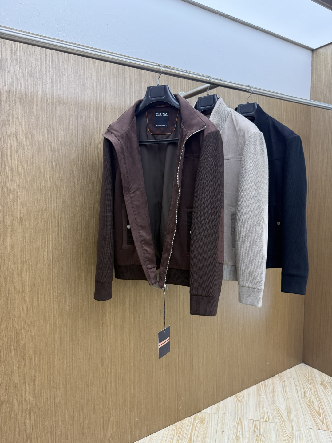 秋冬 ZEGNA 2026秋冬爆款拼接外套 ZEGNA这款外套采用麂皮绒拼针织,面料抗皱不起球,没有 秋冬 ZEGNA 2026秋冬爆款拼接外套 ZEGNA这款外套采用麂皮绒拼针织,面料抗皱不起球,没有