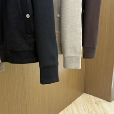 秋冬 ZEGNA 2026秋冬爆款拼接外套 ZEGNA这款外套采用麂皮绒拼针织,面料抗皱不起球,没有 秋冬 ZEGNA 2026秋冬爆款拼接外套 ZEGNA这款外套采用麂皮绒拼针织,面料抗皱不起球,没有