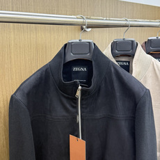 秋冬 ZEGNA 2026秋冬爆款拼接外套 ZEGNA这款外套采用麂皮绒拼针织,面料抗皱不起球,没有 秋冬 ZEGNA 2026秋冬爆款拼接外套 ZEGNA这款外套采用麂皮绒拼针织,面料抗皱不起球,没有