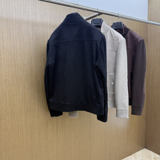 秋冬 ZEGNA 2026秋冬爆款拼接外套 ZEGNA这款外套采用麂皮绒拼针织,面料抗皱不起球,没有 秋冬 ZEGNA 2026秋冬爆款拼接外套 ZEGNA这款外套采用麂皮绒拼针织,面料抗皱不起球,没有