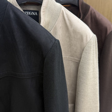 秋冬 ZEGNA 2026秋冬爆款拼接外套 ZEGNA这款外套采用麂皮绒拼针织,面料抗皱不起球,没有 秋冬 ZEGNA 2026秋冬爆款拼接外套 ZEGNA这款外套采用麂皮绒拼针织,面料抗皱不起球,没有