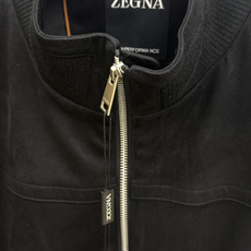 秋冬 ZEGNA 2026秋冬爆款拼接外套 ZEGNA这款外套采用麂皮绒拼针织,面料抗皱不起球,没有 秋冬 ZEGNA 2026秋冬爆款拼接外套 ZEGNA这款外套采用麂皮绒拼针织,面料抗皱不起球,没有