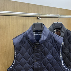 秋冬 Burberry26秋冬爆款马甲 Burberry男士立领无袖棉马甲,经典短款合身版型,黑色、藏青两色。商 秋冬 Burberry26秋冬爆款马甲 Burberry男士立领无袖棉马甲,经典短款合身版型,黑色、藏青两色。商