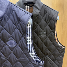 秋冬 Burberry26秋冬爆款马甲 Burberry男士立领无袖棉马甲,经典短款合身版型,黑色、藏青两色。商 秋冬 Burberry26秋冬爆款马甲 Burberry男士立领无袖棉马甲,经典短款合身版型,黑色、藏青两色。商