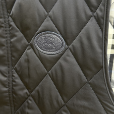 秋冬 Burberry26秋冬爆款马甲 Burberry男士立领无袖棉马甲,经典短款合身版型,黑色、藏青两色。商 秋冬 Burberry26秋冬爆款马甲 Burberry男士立领无袖棉马甲,经典短款合身版型,黑色、藏青两色。商