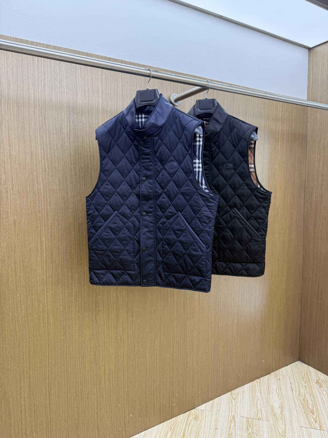 秋冬 Burberry26秋冬爆款马甲     Burberry男士立领无袖棉马甲，经典短款合身版型，黑色、藏青两色。商