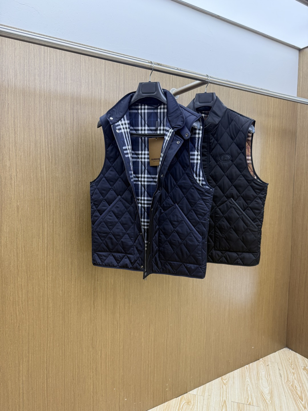 秋冬 Burberry26秋冬爆款马甲 Burberry男士立领无袖棉马甲,经典短款合身版型,黑色、藏青两色。商 秋冬 Burberry26秋冬爆款马甲 Burberry男士立领无袖棉马甲,经典短款合身版型,黑色、藏青两色。商