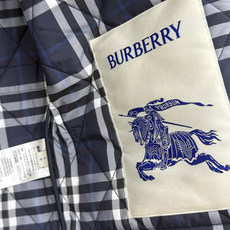 秋冬 Burberry26秋冬爆款马甲 Burberry男士立领无袖棉马甲,经典短款合身版型,黑色、藏青两色。商 秋冬 Burberry26秋冬爆款马甲 Burberry男士立领无袖棉马甲,经典短款合身版型,黑色、藏青两色。商
