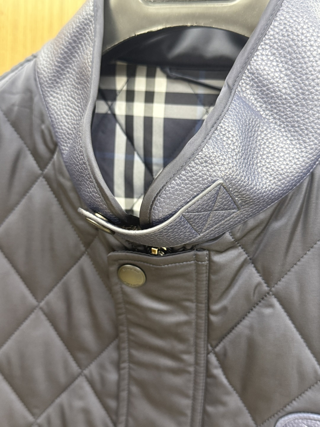 秋冬 Burberry26秋冬爆款马甲 Burberry男士立领无袖棉马甲,经典短款合身版型,黑色、藏青两色。商 秋冬 Burberry26秋冬爆款马甲 Burberry男士立领无袖棉马甲,经典短款合身版型,黑色、藏青两色。商