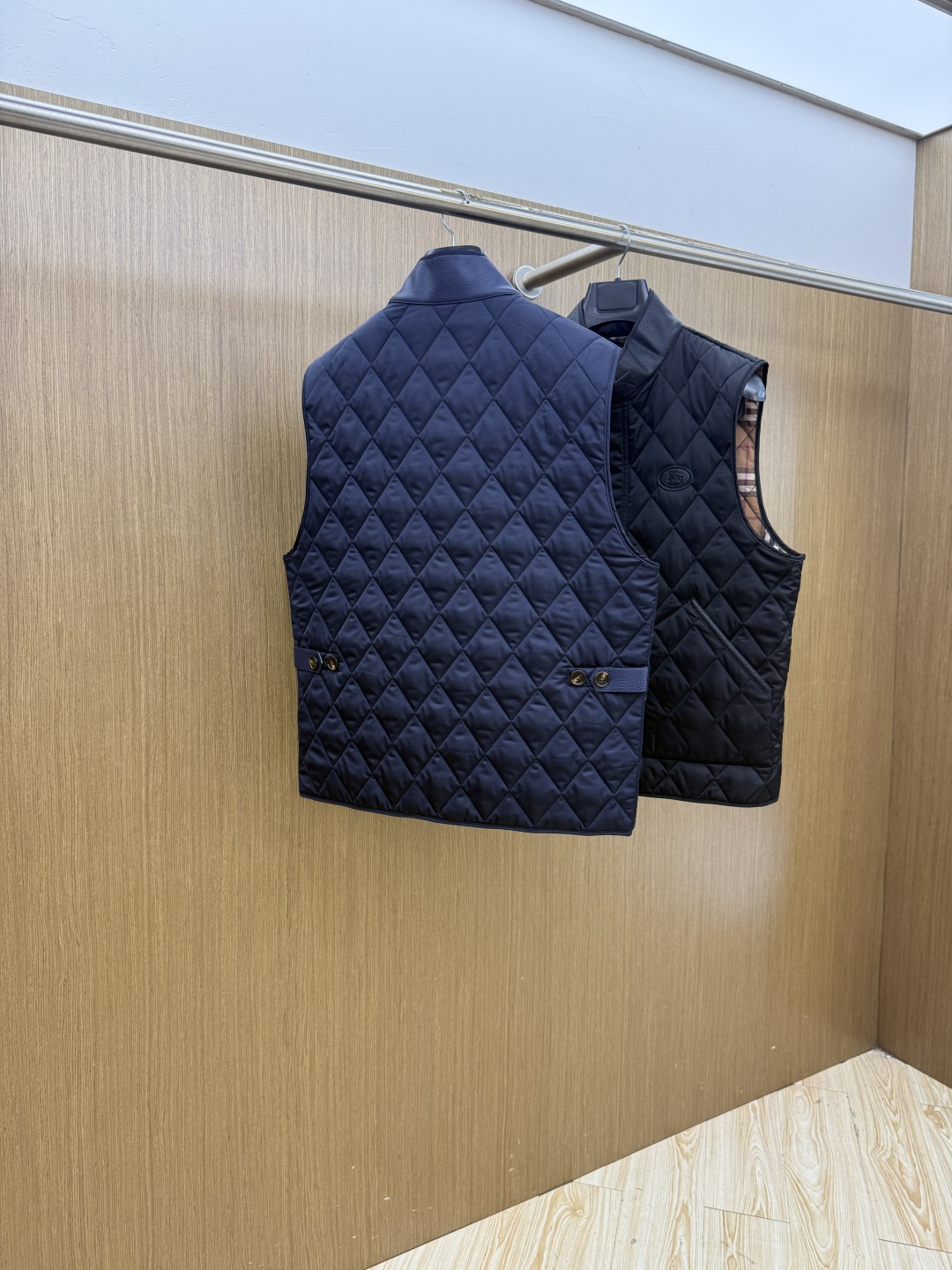 秋冬 Burberry26秋冬爆款马甲 Burberry男士立领无袖棉马甲,经典短款合身版型,黑色、藏青两色。商 秋冬 Burberry26秋冬爆款马甲 Burberry男士立领无袖棉马甲,经典短款合身版型,黑色、藏青两色。商