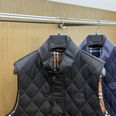 秋冬 Burberry26秋冬爆款马甲 Burberry男士立领无袖棉马甲,经典短款合身版型,黑色、藏青两色。商 秋冬 Burberry26秋冬爆款马甲 Burberry男士立领无袖棉马甲,经典短款合身版型,黑色、藏青两色。商