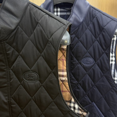 秋冬 Burberry26秋冬爆款马甲 Burberry男士立领无袖棉马甲,经典短款合身版型,黑色、藏青两色。商 秋冬 Burberry26秋冬爆款马甲 Burberry男士立领无袖棉马甲,经典短款合身版型,黑色、藏青两色。商