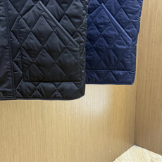 秋冬 Burberry26秋冬爆款马甲 Burberry男士立领无袖棉马甲,经典短款合身版型,黑色、藏青两色。商 秋冬 Burberry26秋冬爆款马甲 Burberry男士立领无袖棉马甲,经典短款合身版型,黑色、藏青两色。商