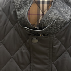 秋冬 Burberry26秋冬爆款马甲 Burberry男士立领无袖棉马甲,经典短款合身版型,黑色、藏青两色。商 秋冬 Burberry26秋冬爆款马甲 Burberry男士立领无袖棉马甲,经典短款合身版型,黑色、藏青两色。商