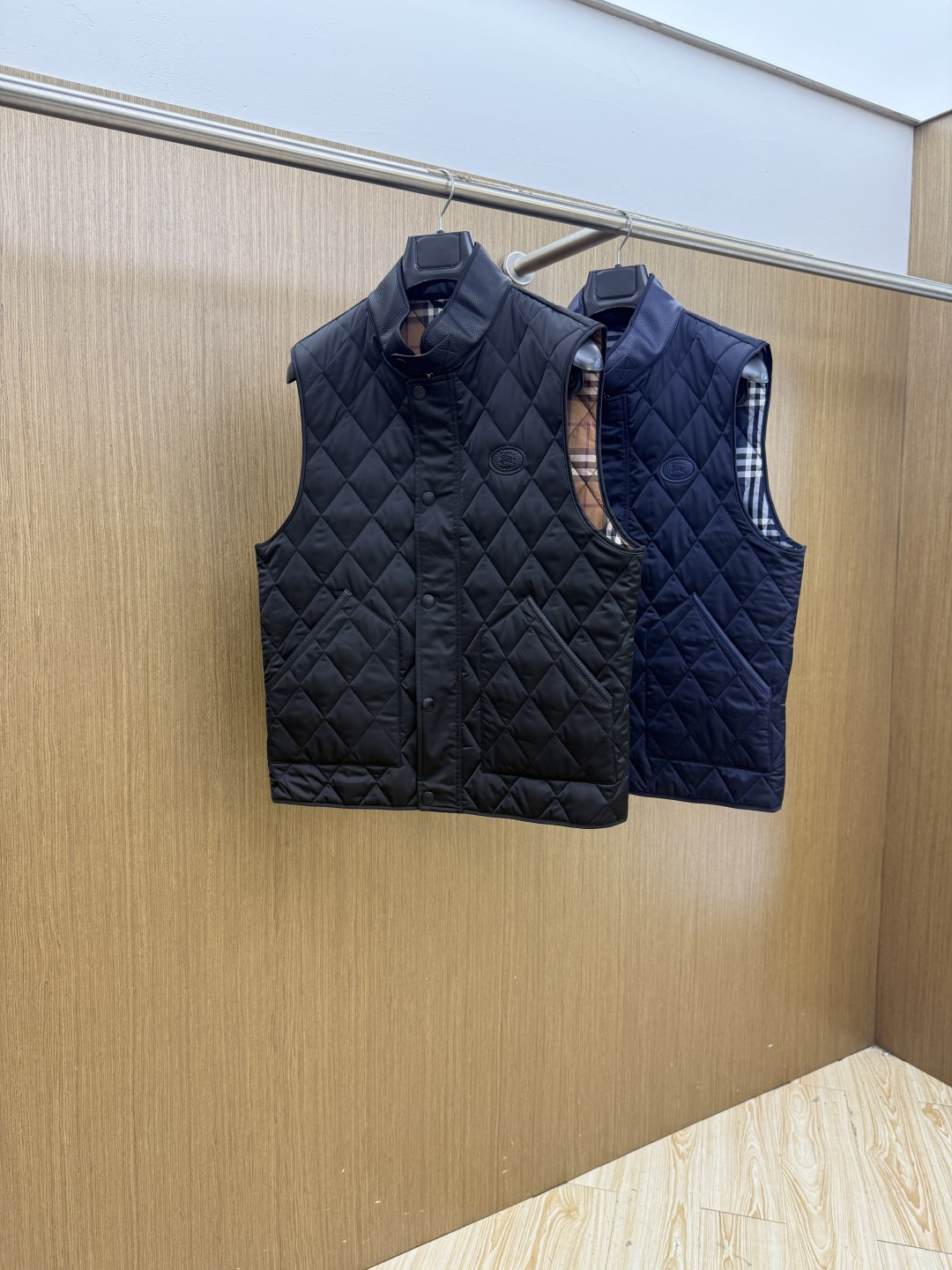 秋冬 Burberry26秋冬爆款马甲     Burberry男士立领无袖棉马甲，经典短款合身版型，黑色、藏青两色。商