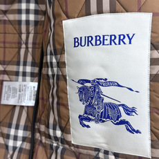 秋冬 Burberry26秋冬爆款马甲 Burberry男士立领无袖棉马甲,经典短款合身版型,黑色、藏青两色。商 秋冬 Burberry26秋冬爆款马甲 Burberry男士立领无袖棉马甲,经典短款合身版型,黑色、藏青两色。商