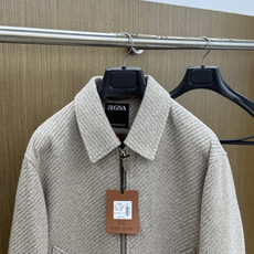秋冬 ZEGNA 2026秋冬爆款外套 ZEGNA男士短款翻领夹克,利落短款版型,不压个子。简约翻领飞行夹 秋冬 ZEGNA 2026秋冬爆款外套 ZEGNA男士短款翻领夹克,利落短款版型,不压个子。简约翻领飞行夹