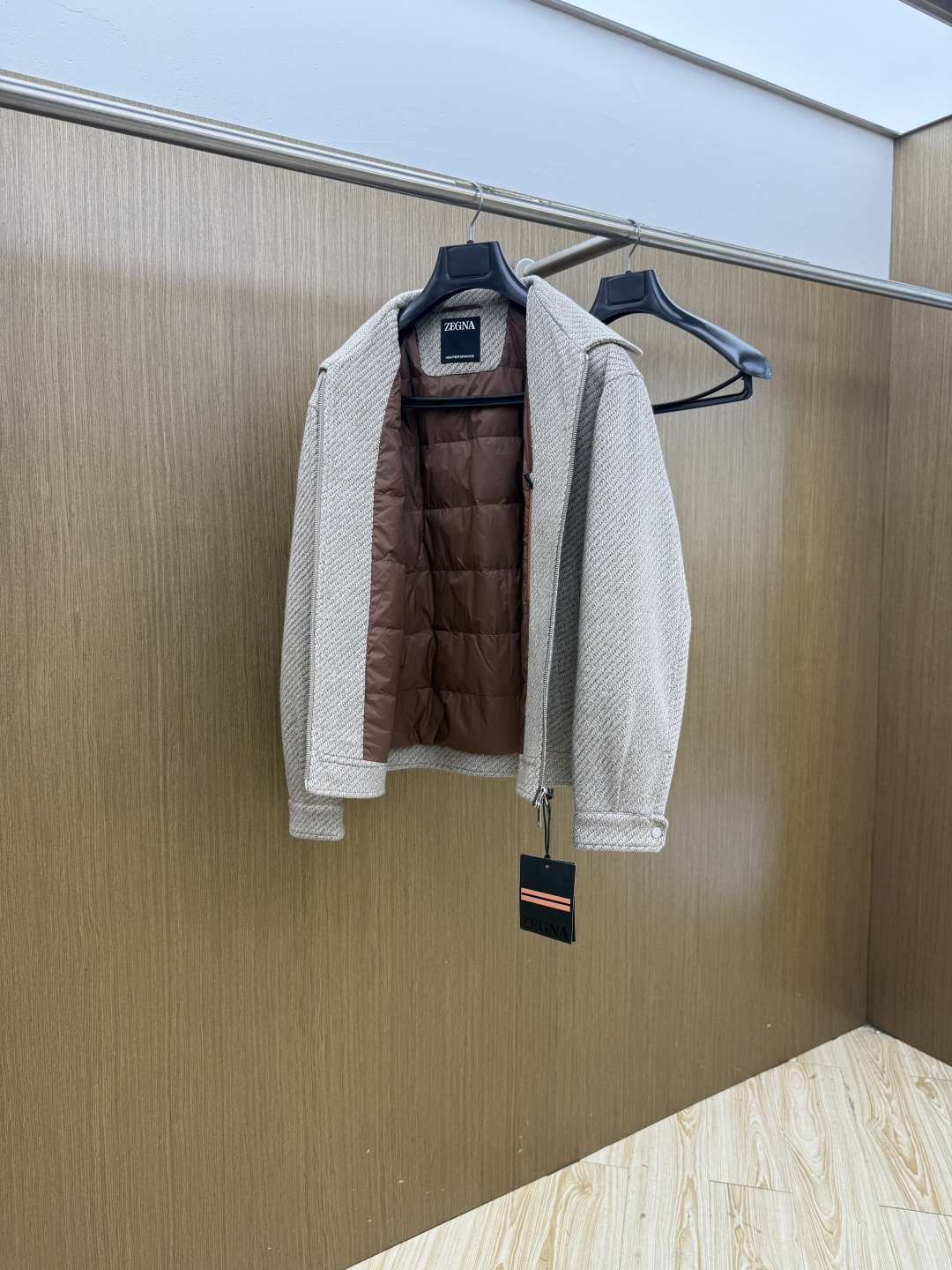 秋冬 ZEGNA 2026秋冬爆款外套 ZEGNA男士短款翻领夹克,利落短款版型,不压个子。简约翻领飞行夹 秋冬 ZEGNA 2026秋冬爆款外套 ZEGNA男士短款翻领夹克,利落短款版型,不压个子。简约翻领飞行夹