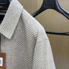 秋冬 ZEGNA 2026秋冬爆款外套 ZEGNA男士短款翻领夹克,利落短款版型,不压个子。简约翻领飞行夹 秋冬 ZEGNA 2026秋冬爆款外套 ZEGNA男士短款翻领夹克,利落短款版型,不压个子。简约翻领飞行夹