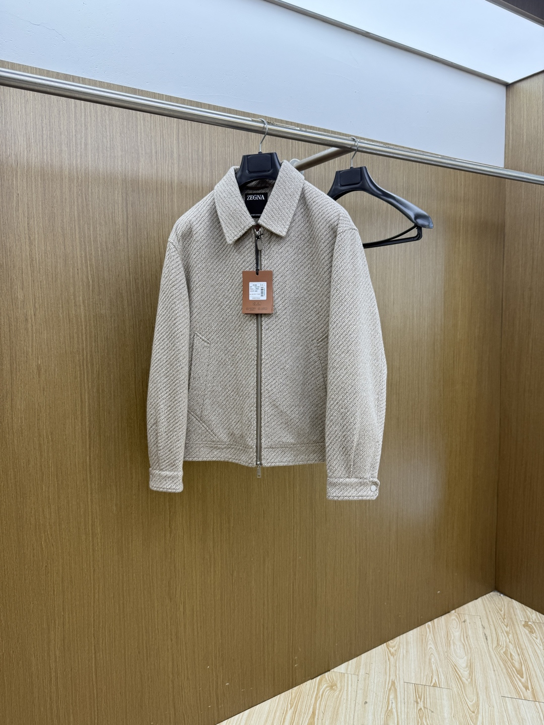 秋冬 ZEGNA 2026秋冬爆款外套        ZEGNA男士短款翻领夹克，利落短款版型，不压个子。简约翻领飞行夹