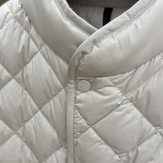 秋冬 Moncler26秋冬爆款马甲 Moncler男士立领轻薄鹅绒马甲,合身简约坎肩版型。小立领设计。菱形格 秋冬 Moncler26秋冬爆款马甲 Moncler男士立领轻薄鹅绒马甲,合身简约坎肩版型。小立领设计。菱形格