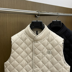 秋冬 Moncler26秋冬爆款马甲 Moncler男士立领轻薄鹅绒马甲,合身简约坎肩版型。小立领设计。菱形格 秋冬 Moncler26秋冬爆款马甲 Moncler男士立领轻薄鹅绒马甲,合身简约坎肩版型。小立领设计。菱形格
