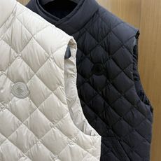 秋冬 Moncler26秋冬爆款马甲 Moncler男士立领轻薄鹅绒马甲,合身简约坎肩版型。小立领设计。菱形格 秋冬 Moncler26秋冬爆款马甲 Moncler男士立领轻薄鹅绒马甲,合身简约坎肩版型。小立领设计。菱形格