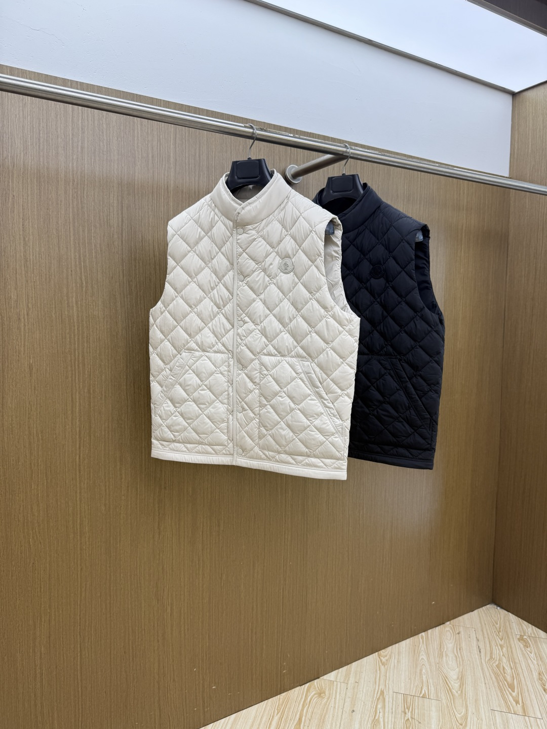 秋冬 Moncler26秋冬爆款马甲      Moncler男士立领轻薄鹅绒马甲，合身简约坎肩版型。小立领设计。菱形格