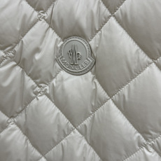 秋冬 Moncler26秋冬爆款马甲 Moncler男士立领轻薄鹅绒马甲,合身简约坎肩版型。小立领设计。菱形格 秋冬 Moncler26秋冬爆款马甲 Moncler男士立领轻薄鹅绒马甲,合身简约坎肩版型。小立领设计。菱形格