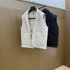 秋冬 Moncler26秋冬爆款马甲 Moncler男士立领轻薄鹅绒马甲,合身简约坎肩版型。小立领设计。菱形格 秋冬 Moncler26秋冬爆款马甲 Moncler男士立领轻薄鹅绒马甲,合身简约坎肩版型。小立领设计。菱形格