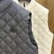 秋冬 Moncler26秋冬爆款马甲 Moncler男士立领轻薄鹅绒马甲,合身简约坎肩版型。小立领设计。菱形格 秋冬 Moncler26秋冬爆款马甲 Moncler男士立领轻薄鹅绒马甲,合身简约坎肩版型。小立领设计。菱形格