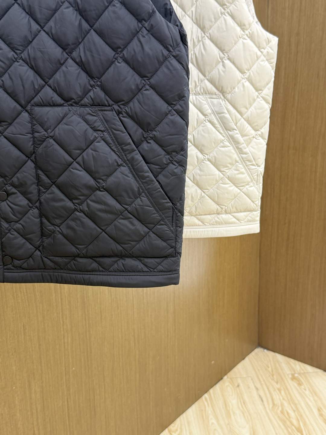 秋冬 Moncler26秋冬爆款马甲 Moncler男士立领轻薄鹅绒马甲,合身简约坎肩版型。小立领设计。菱形格 秋冬 Moncler26秋冬爆款马甲 Moncler男士立领轻薄鹅绒马甲,合身简约坎肩版型。小立领设计。菱形格