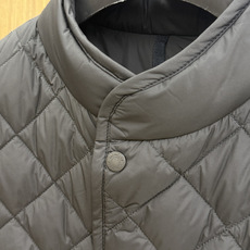 秋冬 Moncler26秋冬爆款马甲 Moncler男士立领轻薄鹅绒马甲,合身简约坎肩版型。小立领设计。菱形格 秋冬 Moncler26秋冬爆款马甲 Moncler男士立领轻薄鹅绒马甲,合身简约坎肩版型。小立领设计。菱形格