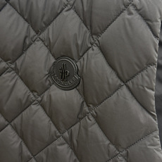 秋冬 Moncler26秋冬爆款马甲 Moncler男士立领轻薄鹅绒马甲,合身简约坎肩版型。小立领设计。菱形格 秋冬 Moncler26秋冬爆款马甲 Moncler男士立领轻薄鹅绒马甲,合身简约坎肩版型。小立领设计。菱形格