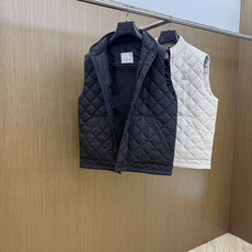 秋冬 Moncler26秋冬爆款马甲 Moncler男士立领轻薄鹅绒马甲,合身简约坎肩版型。小立领设计。菱形格 秋冬 Moncler26秋冬爆款马甲 Moncler男士立领轻薄鹅绒马甲,合身简约坎肩版型。小立领设计。菱形格