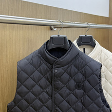 秋冬 Moncler26秋冬爆款马甲 Moncler男士立领轻薄鹅绒马甲,合身简约坎肩版型。小立领设计。菱形格 秋冬 Moncler26秋冬爆款马甲 Moncler男士立领轻薄鹅绒马甲,合身简约坎肩版型。小立领设计。菱形格