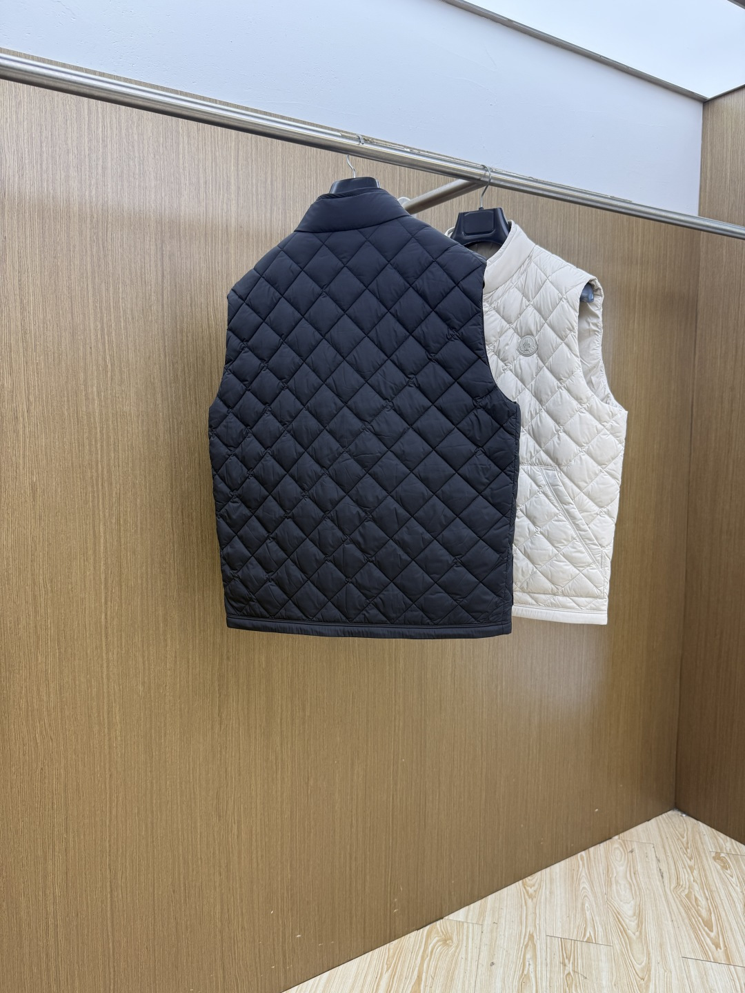 秋冬 Moncler26秋冬爆款马甲 Moncler男士立领轻薄鹅绒马甲,合身简约坎肩版型。小立领设计。菱形格 秋冬 Moncler26秋冬爆款马甲 Moncler男士立领轻薄鹅绒马甲,合身简约坎肩版型。小立领设计。菱形格