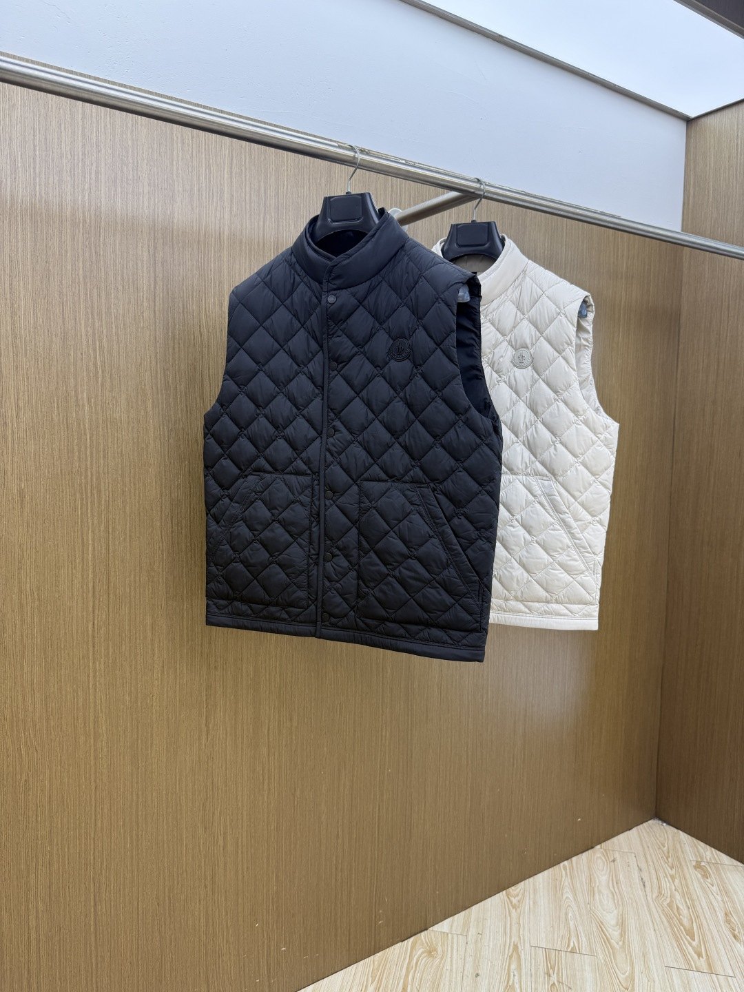 秋冬 Moncler26秋冬爆款马甲      Moncler男士立领轻薄鹅绒马甲，合身简约坎肩版型。小立领设计。菱形格