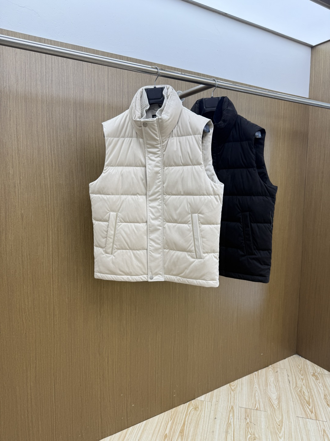 秋冬 ZEGNA 2026秋冬爆款马甲          ZEGNA立领羽绒马甲，内里羽绒填充，绒朵蓬松回弹好，轻量锁温