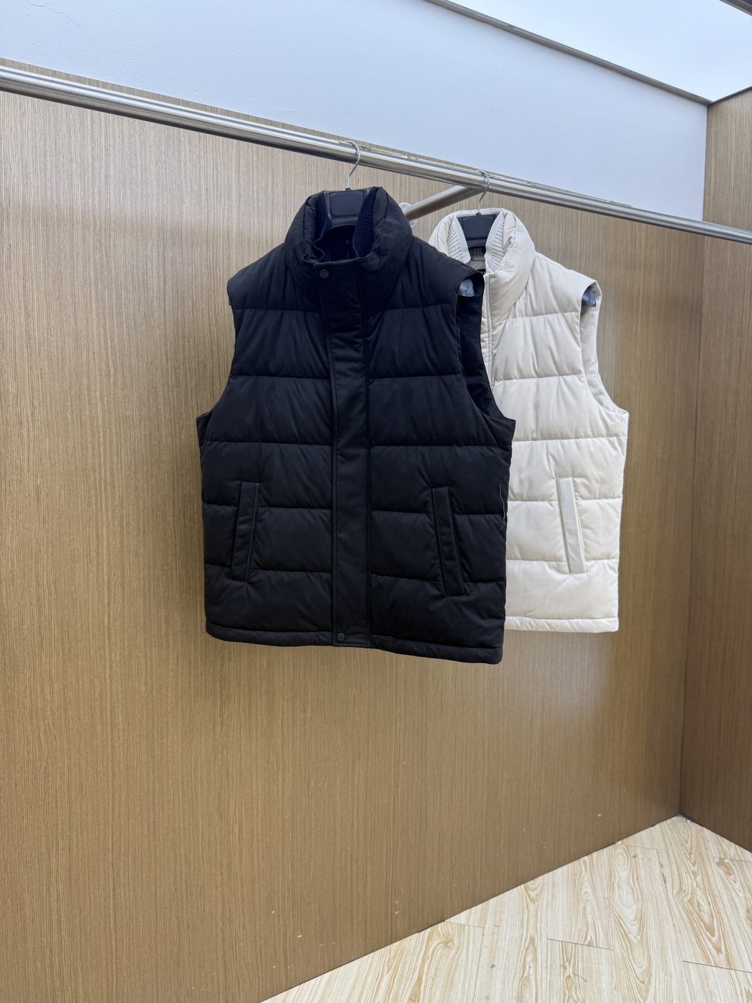 秋冬 ZEGNA 2026秋冬爆款马甲          ZEGNA立领羽绒马甲，内里羽绒填充，绒朵蓬松回弹好，轻量锁温